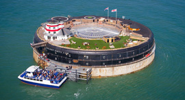 מבצר ימי למכירה No Mans Fort , צילום: STRUTT & PARKER