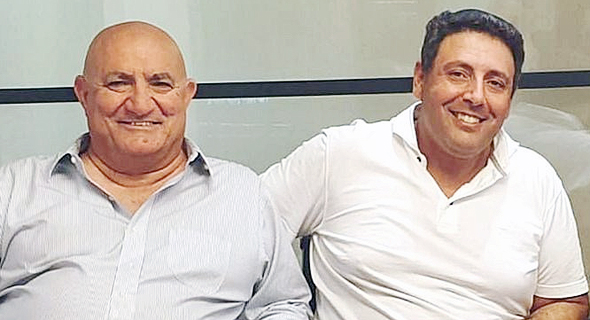 מימין: צחי אבו ומשה קראדי. הסטאר סנטר צפוי להיסגר בשבת מימין: צחי אבו ומשה קראדי. הסטאר סנטר צפוי להיסגר בשבת