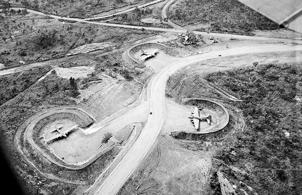 מפציצי B17 אמריקאיים בעמדות מוגנות באחד מבסיסי פורט מורסבי מפציצי B17 אמריקאיים בעמדות מוגנות באחד מבסיסי פורט מורסבי