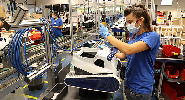 A factory worker constructs Maytronics&#39; cleaning robot. Photo: Elad Gershgoren