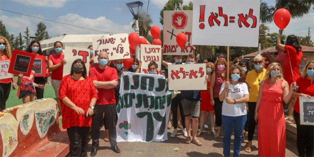 עשרות חברות במשק משביתות בשעה זו את פעילותן במחאה על האונס באילת