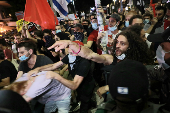 הפגנת מחאה בשל המשבר הכלכלי הפגנת מחאה בשל המשבר הכלכלי