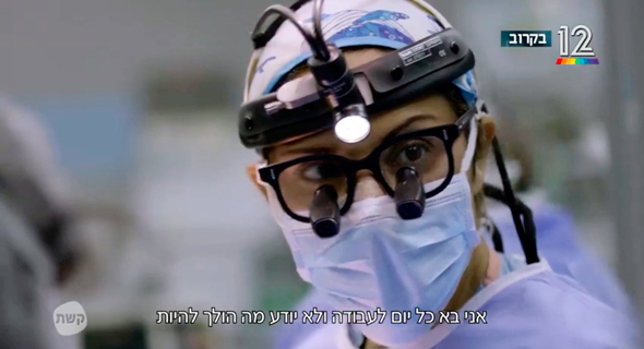 מתוך “המתמחים". כולם נתפסים בעיני הסביבה כמתחזים לרופאים מתוך “המתמחים". כולם נתפסים בעיני הסביבה כמתחזים לרופאים