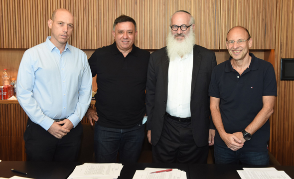 מעמד החתימה. מימין: גיל שרון, אדוארדו אלשטיין, אבי גבאי וצביקה שווימר מעמד החתימה. מימין: גיל שרון, אדוארדו אלשטיין, אבי גבאי וצביקה שווימר