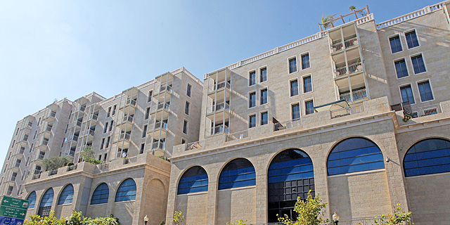 אקירוב מגדיל מסגרת אשראי ומשעבד חצי ממניותיו בכלל ביטוח