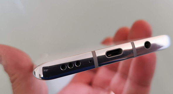 חיבור USB-C וחיבור אוזניות חיבור USB-C וחיבור אוזניות