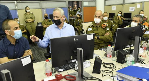 בני גנץ ו רוני גמזו בחדר מצב קורונה חיילים צבא, צילום: חורחה נובמינסקי, לע"מ