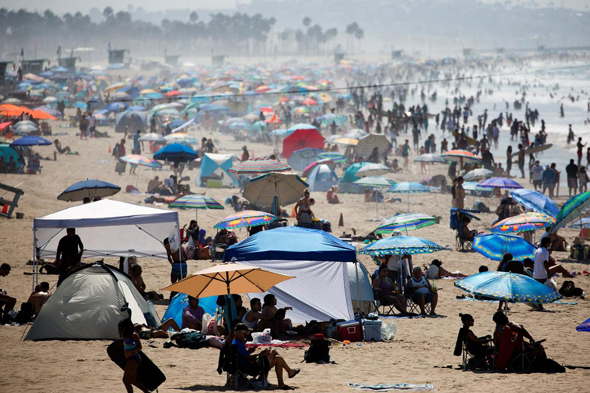 אנשים בחוף סנטה מוניקה בקליפורניה ביום ראשון האחרון