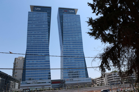 מגדלי אלון ברחוב יגאל אלון בתל אביב מגדלי אלון ברחוב יגאל אלון בתל אביב