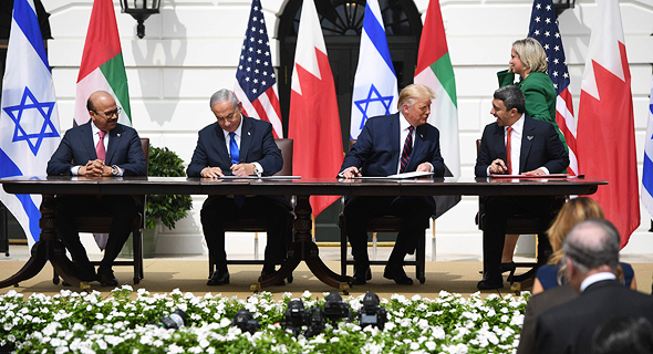 נתניהו חותם על הסכם השלום עם איחוד האמירויות ובחריין נתניהו חותם על הסכם השלום עם איחוד האמירויות ובחריין