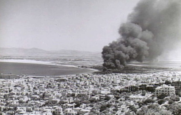 תשתיות דלק בוערות בחיפה, לאחר מתקפה איטלקית תשתיות דלק בוערות בחיפה, לאחר מתקפה איטלקית