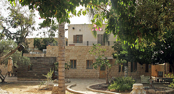 האחוזה המפוארת בעתלית. במקור היתה מבנה בן 90 מ"ר ששימש למגורי פועלים האחוזה המפוארת בעתלית. במקור היתה מבנה בן 90 מ"ר ששימש למגורי פועלים