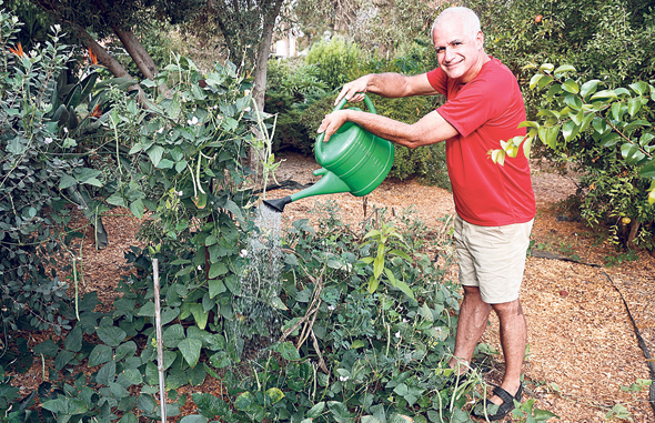 צחי ישורון בגינה הפרטית בבית צחי ישורון בגינה הפרטית בבית