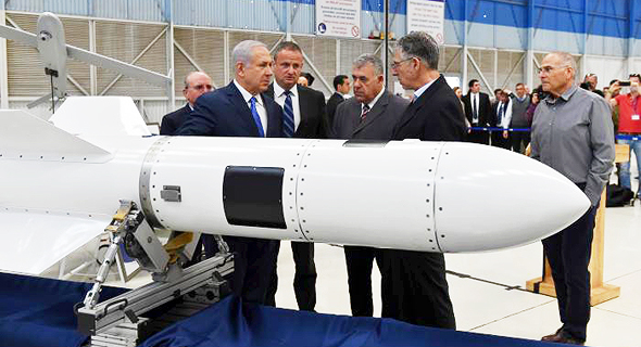 בנימין נתניהו עם טיל גבריאל 5 של התעשייה האווירית בנימין נתניהו עם טיל גבריאל 5 של התעשייה האווירית