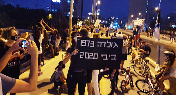 מפגינים על גשר ההלכה בתל אביב, הערב מפגינים על גשר ההלכה בתל אביב, הערב