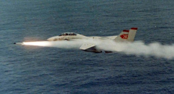 לירות? אז הוא ירה; F14 משגר טיל סיידוויינדר מונחה חום לירות? אז הוא ירה; F14 משגר טיל סיידוויינדר מונחה חום