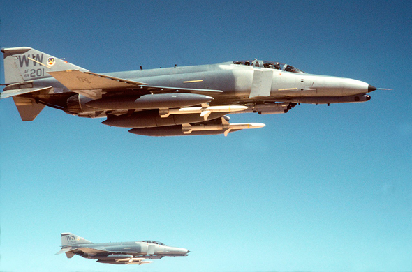 פאנטום G ותחת כנפיו טילי AGM88 נגד מכ"מ פאנטום G ותחת כנפיו טילי AGM88 נגד מכ"מ