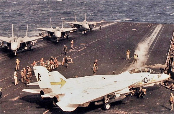 מטוסי F14 על סיפון נושאת המטוסים סרטוגה מטוסי F14 על סיפון נושאת המטוסים סרטוגה