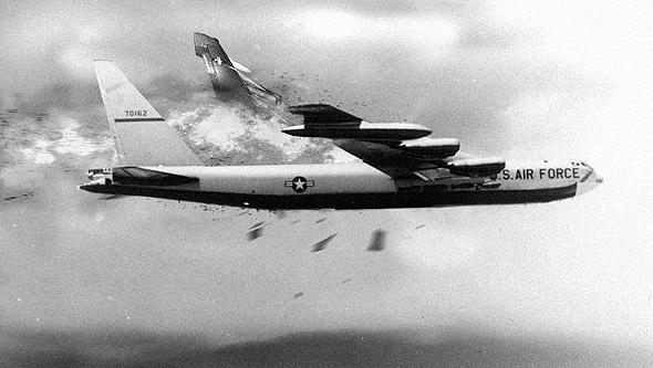 מפציץ B52 שספג פגיעה בכנפו (אילוסטרציה) מפציץ B52 שספג פגיעה בכנפו (אילוסטרציה)