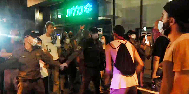 עימותים ומעצרים בת"א, מפגינים חסמו כביש בירושלים: "אי אפשר לציית"