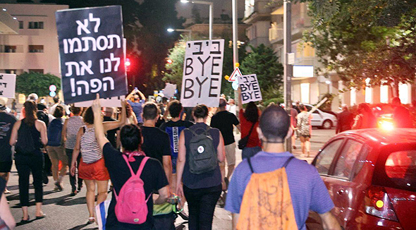 המפגינים בתל אביב, הערב המפגינים בתל אביב, הערב