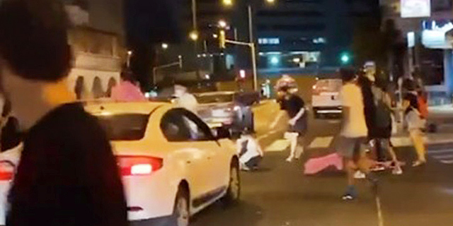 יותר מאלף מפגינים בת"א. מפגינה נדרסה, הנהג נמלט