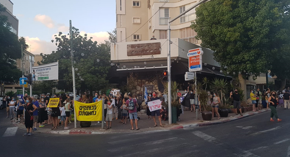 הפגנה נגד נתניהו בגבעתיים, הערב