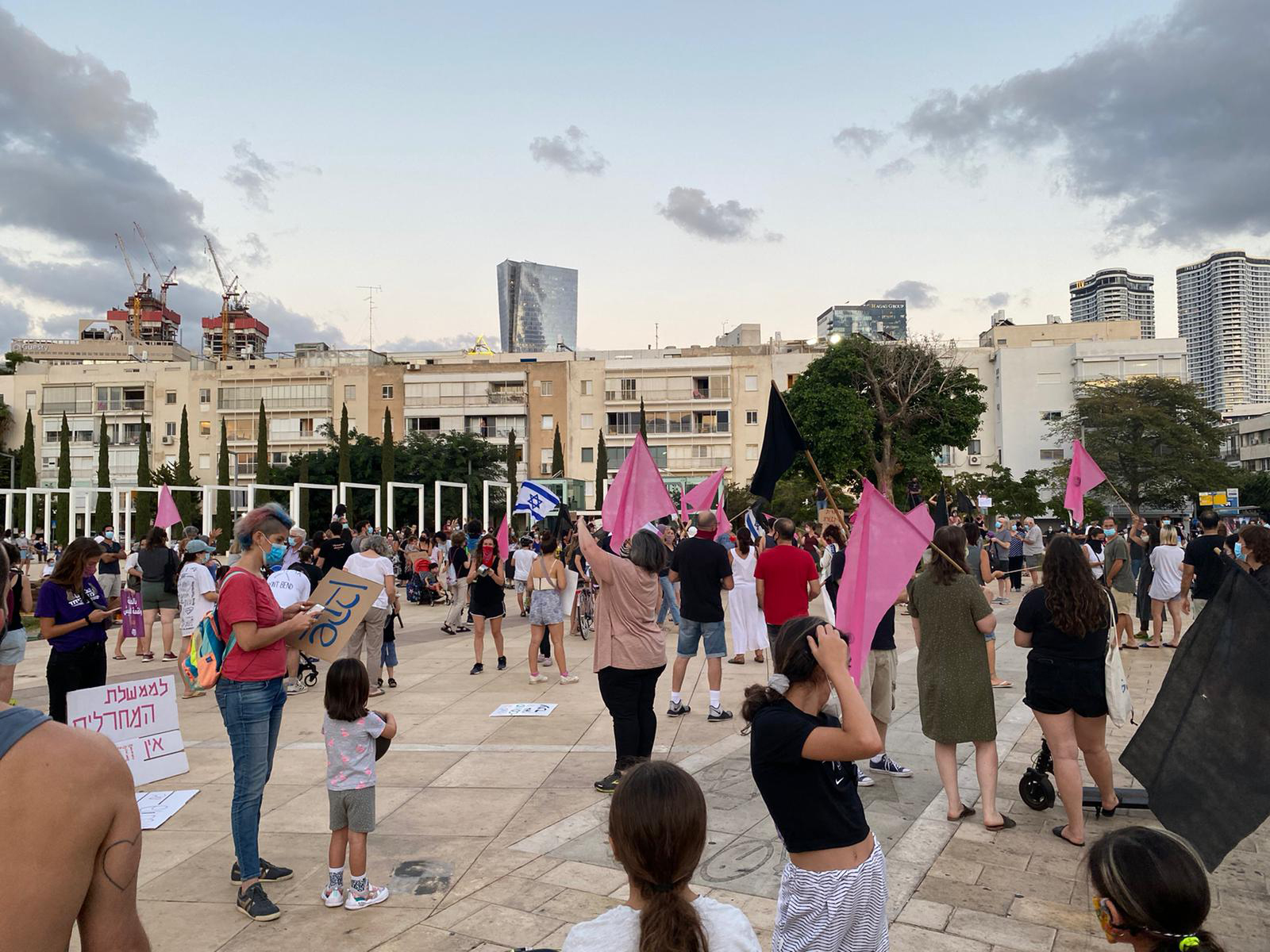 מפגינים בכיכר הבימה בתל אביב, הערב מפגינים בכיכר הבימה בתל אביב, הערב