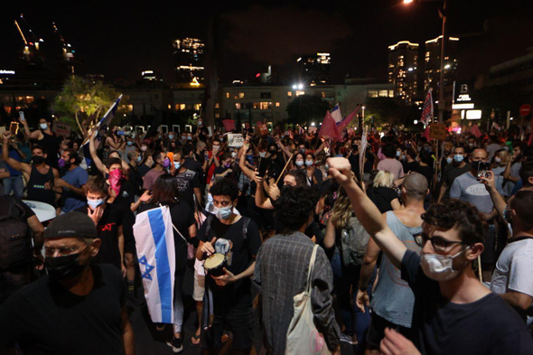 מחאת הדגלים השחורים בכיכר הבימה בתל אביב