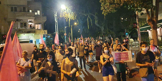שוטרים מקיפים מאות מפגינים בת"א ומחלקים דו"חות