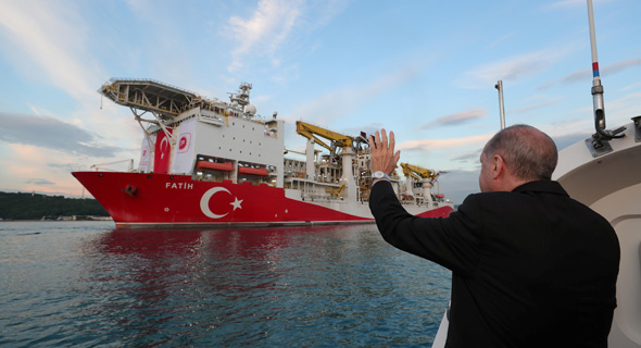 נשיא טורקיה ארדואן מנופף לשלום לספינת הקידוח