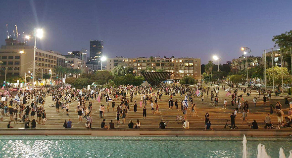 מפגינים בכיכר רבין בתל אביב מפגינים בכיכר רבין בתל אביב
