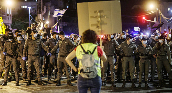 השוטרים מול מפגין בתל אביב השוטרים מול מפגין בתל אביב