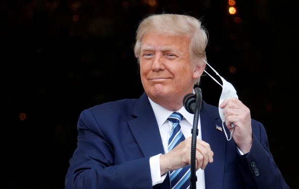 U.S. Presidnet Donald Trump taking off his face mask. Photo: Reuters