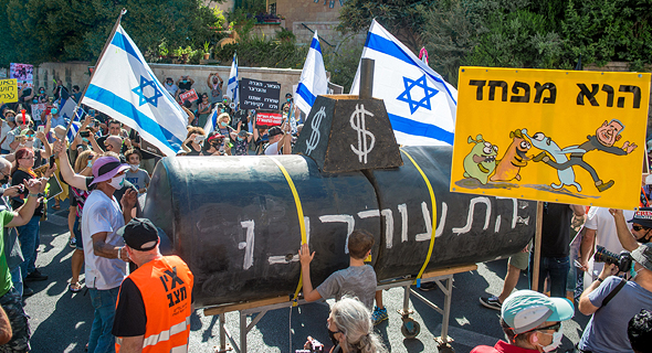 מיצג צוללת בהפגנה בכיכר פריז בירושלים מיצג צוללת בהפגנה בכיכר פריז בירושלים
