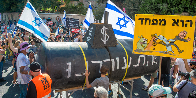 ניסיון אחרון להעלות את עסקת הצוללות מהמצולות