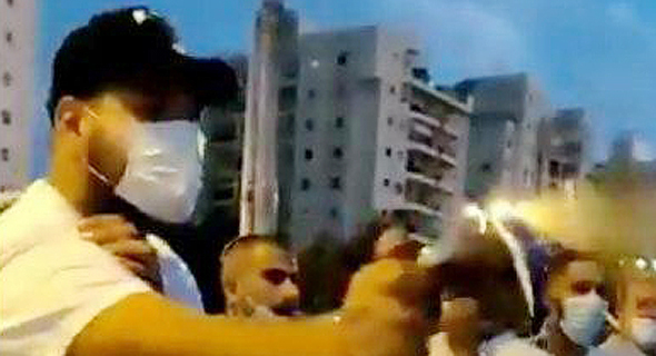 מפגינים נגד בנימין נתניהו ב חולון רוססו ב גז מדמיע ב הפגנה על ידי פעילי ליכוד הליכוד חולון 