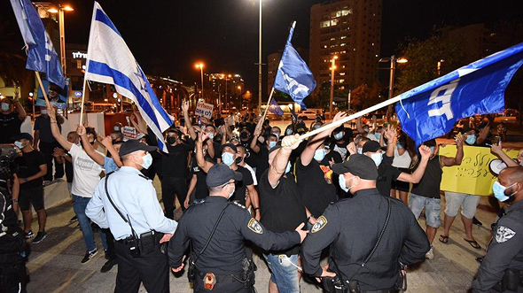 מפגינים נגד נתניהו מתעמתים עם ארגון לה פמיליה מפגינים נגד נתניהו מתעמתים עם ארגון לה פמיליה