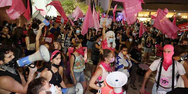 מאות מפגינים צועדים בת"א במסגרת מחאת הצעירים