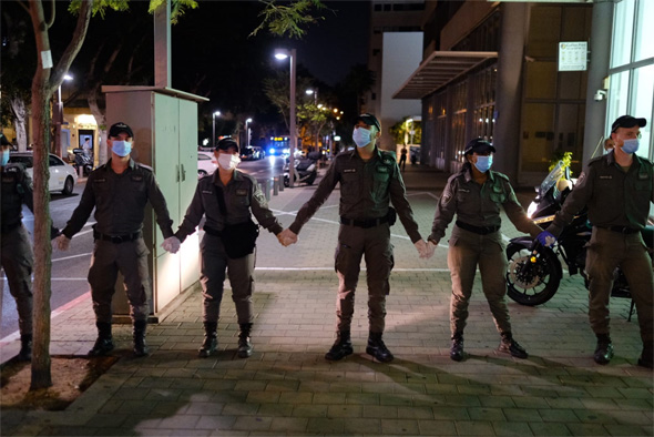 שוטרים חוסמים רחוב בת"א שוטרים חוסמים רחוב בת"א