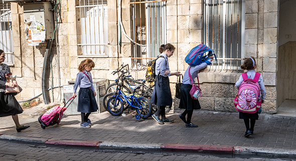 בנות בציובסר החרדי בכניסה למוסד הלימודי שלהן בירושלים בנות בציובסר החרדי בכניסה למוסד הלימודי שלהן בירושלים