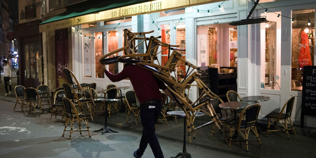 בר בפריז שנסגר בשעה 9 בערב, צילום: בלומברג