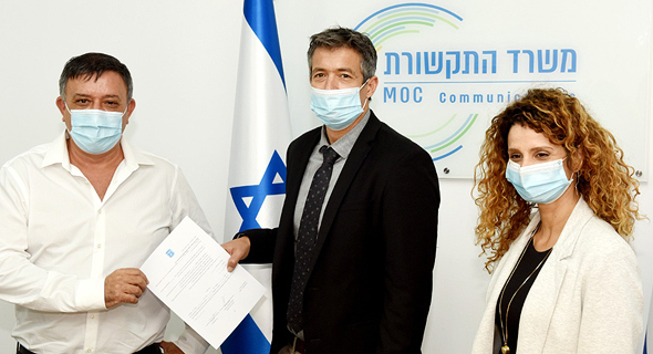 מימין: לירן אבישר בן חורין, יועז הנדל ומנכ"ל סלקום אבי גבאי מימין: לירן אבישר בן חורין, יועז הנדל ומנכ"ל סלקום אבי גבאי