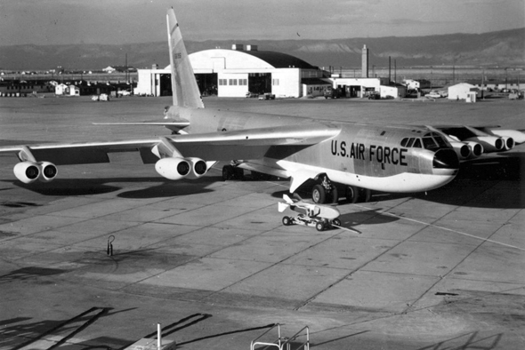 מפציץ B52 אמריקאי. תחתיתו לבנה כדי להחזיר הבזקי פיצוצים מפציץ B52 אמריקאי. תחתיתו לבנה כדי להחזיר הבזקי פיצוצים