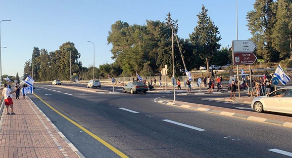 מפגינים ליד קיבוץ עינת מפגינים ליד קיבוץ עינת