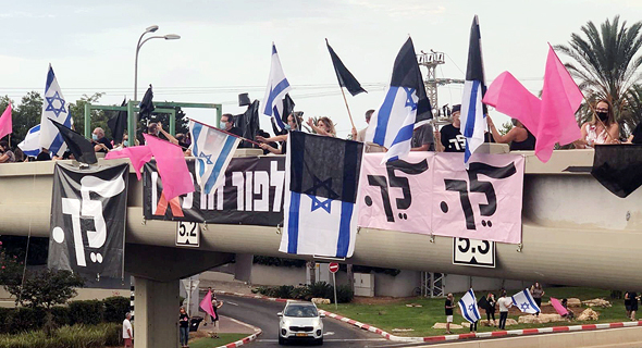 מפגינים בנוף ים מפגינים בנוף ים