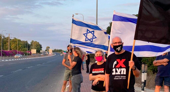 מפגינים בצומת יד מרדכי, ליד אשקלון מפגינים בצומת יד מרדכי, ליד אשקלון