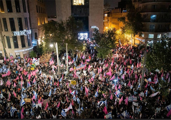 מאות מפגינים בכיכר ציון בירושלים, הערב מאות מפגינים בכיכר ציון בירושלים, הערב