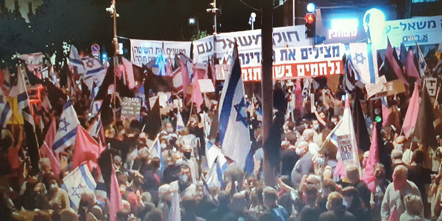 אלפים הפגינו בבלפור: "נפיל את השלטון"