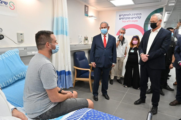 בנימין נתניהו בני גנץ עם שגב הראל שקיבל את החיסון הישראלי הראשון לקורונה בנימין נתניהו בני גנץ עם שגב הראל שקיבל את החיסון הישראלי הראשון לקורונה